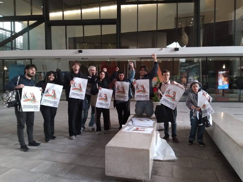 Entrega de afiches en el GAM